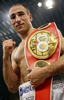 Arthur Abraham reçoit a Erévan la médaille « Pierre le Grand » décernée par la Russie