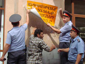 Altercation entre la police et les participants du sit-in