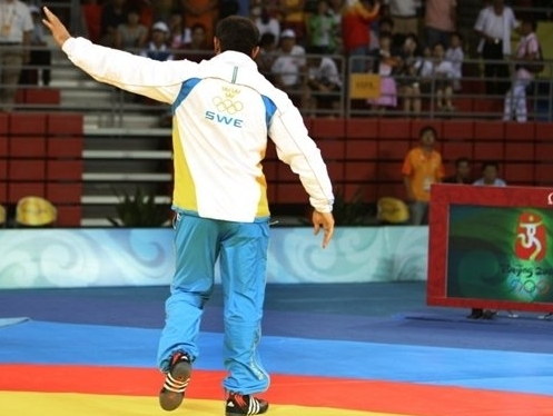 Le lutteur Ara Abrahamian jette sa médaille de bronze