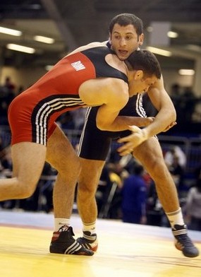 Un Arménien, Armen Vardanian sur le podium du Français Steeve Guénot
