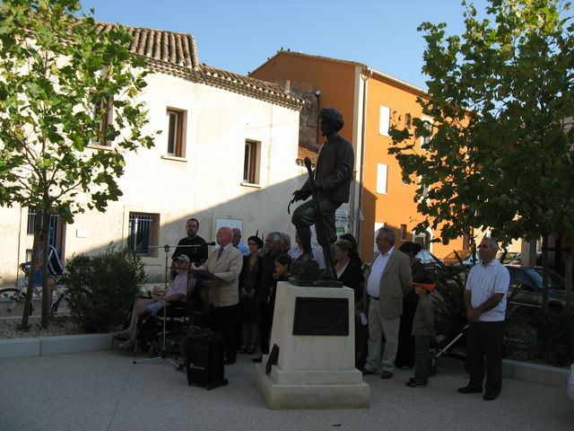 Althen les Paluds, le retour de la statue de Jean Altounian