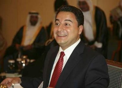 Ali Babacan : Les relations entre la Turquie et l&rsquo;Arménie peuvent mettre fin aux résolutions sur le génocide