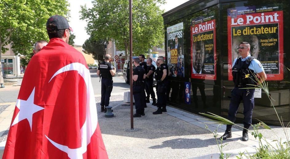 Une du Point: le maire de Valence refuse de transiger sur la liberté d&rsquo;expression