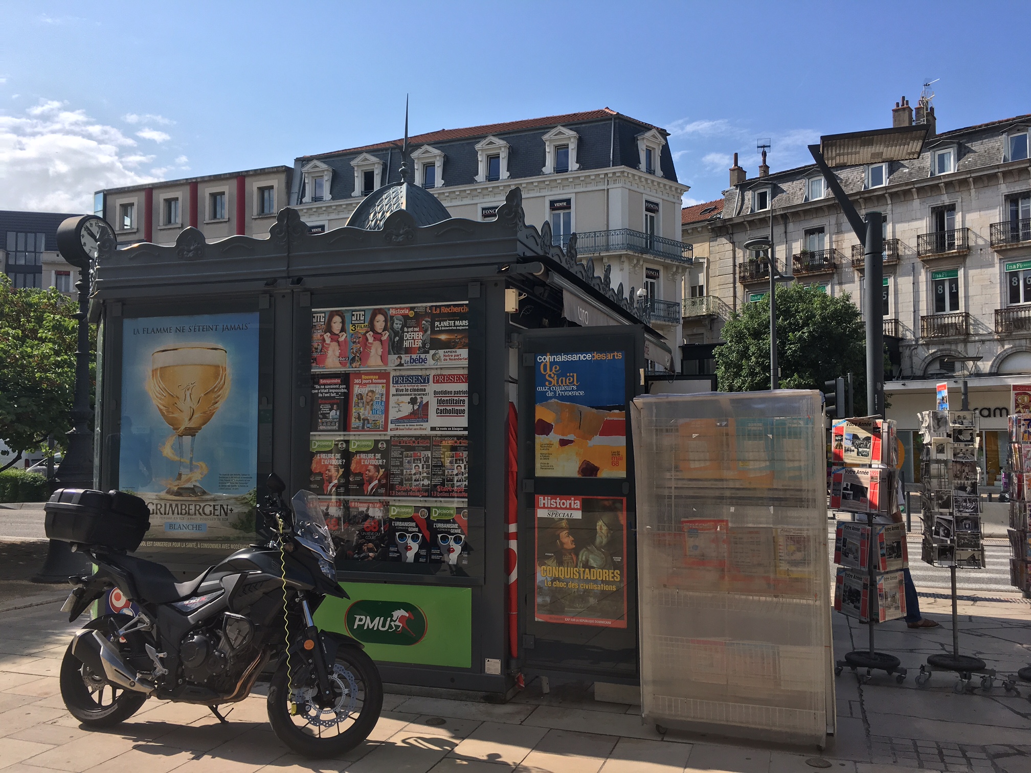 Le kiosque à journaux de Valence qui a été attaqué samedi par des nationalistes Turcs pour retirer les affiches du « Point »