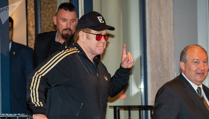 Elton John était en Arménie hier pour un projet d&rsquo;aide aux enfants, il a dîné avec le président arménien