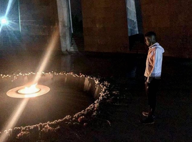 Le défenseur Joao Jordi Monroe Ararat international arménien, arrivé de Colombie s&rsquo;est recueilli au mémorial du génocide à Erévan