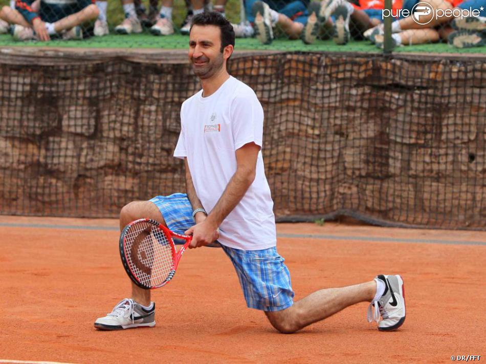 Mathieu Madénian fait le show à Roland Garros pour la bonne cause