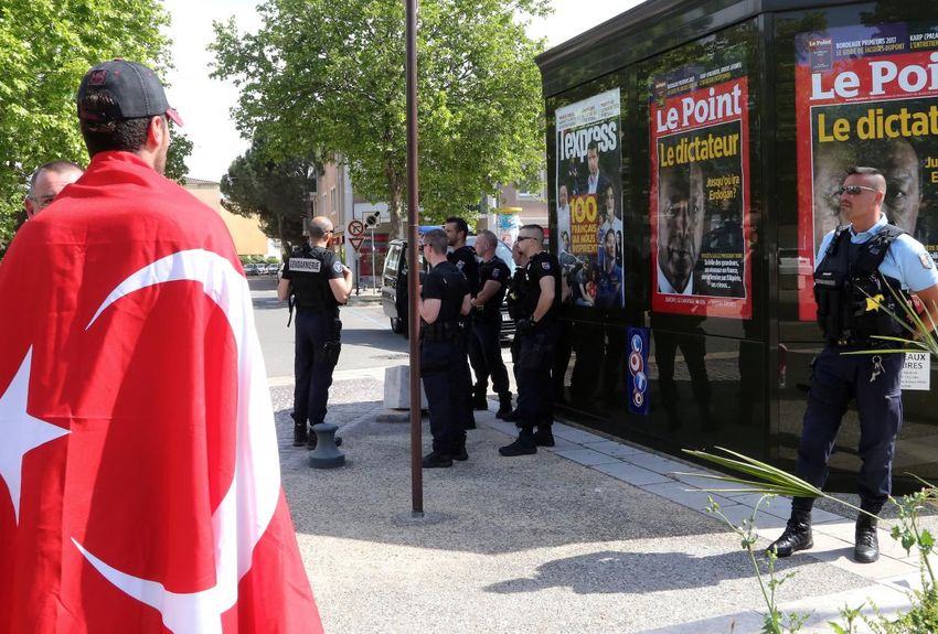 L&rsquo;affiche du magazine Le Point remise en place sous protection de la gendarmerie