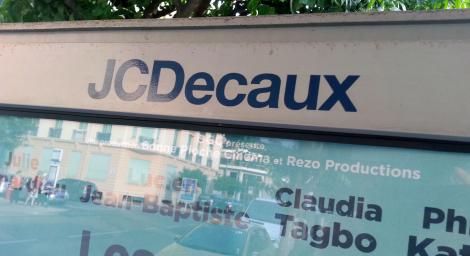 Affaire du kiosque, le commentaire de l&rsquo;afficheur JCDecaux