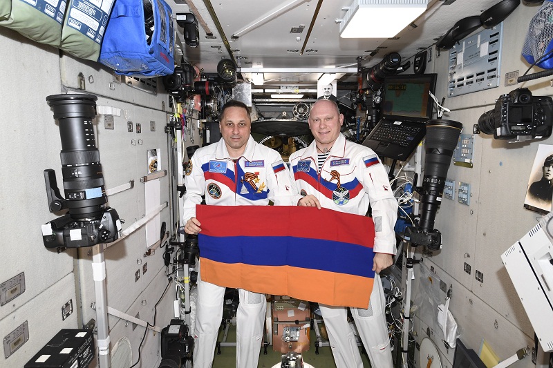Le drapeau de l&rsquo;Arménie et les insignes d&rsquo;Erévan sont dans l&rsquo;espace et tournent autour de la terre
