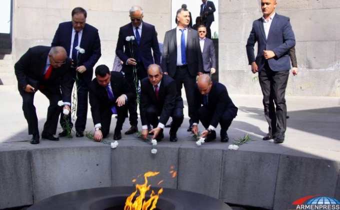 Une délégation de députés chypriotes s&rsquo;incline devant le mémorial du génocide des Arméniens à Erévan