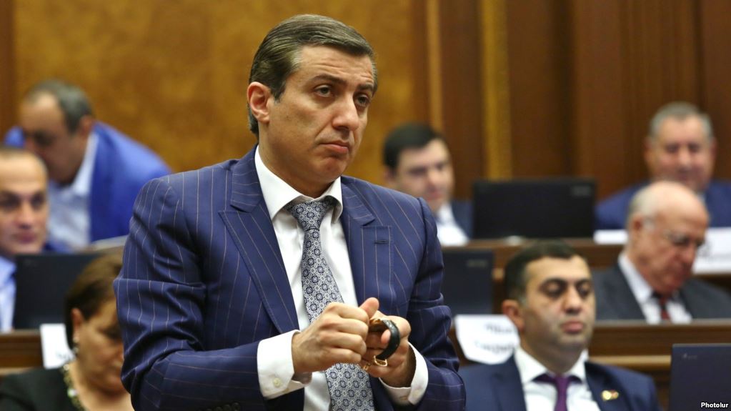 Un proche d&rsquo;un député HHK arrêté, soupçonné d&rsquo;agression sur des manifestants