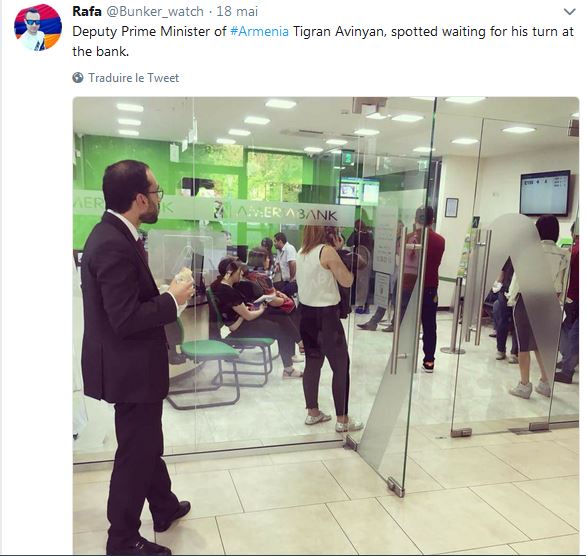 Le vice-premier ministre d&rsquo;Arménie Tigran Avinyan, repéré attendant son tour à la Banque.