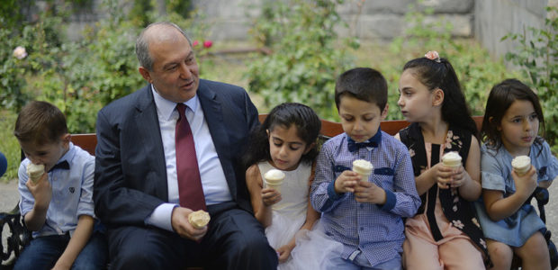 Le président arménien invite des enfants à manger une glace