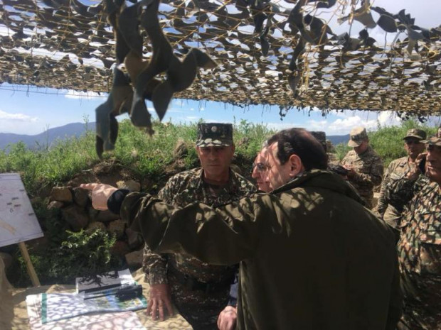 Le ministre de la Défense Davit Tonoyan le chef de la diplomatie arménienne Zohrab Mnatsakanyan ont visité de front du Nakhitchevan