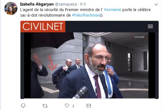 L&rsquo;agent de la sécurité du Premier ministre de l&rsquo;Arménie porte le célèbre sac-à-dos révolutionnaire de Nikol Pashinian