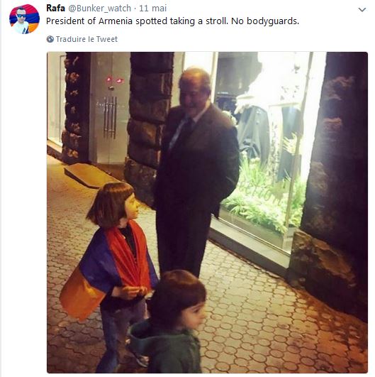 Le Président arménien repéré lors d&rsquo;une promenade. Pas de gardes du corps.