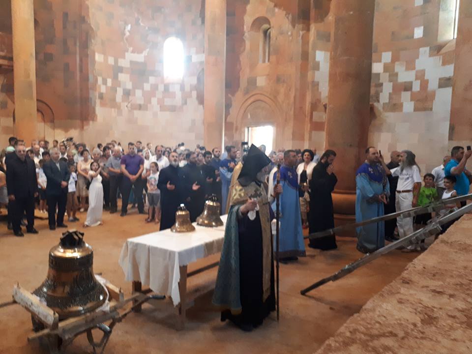 Les croix et les cloches de l&rsquo;église Sourp Asdvadzamor de Stepanakert (Artsakh) ont été installées à l&rsquo;issue d&rsquo;une cérémonie religieuse