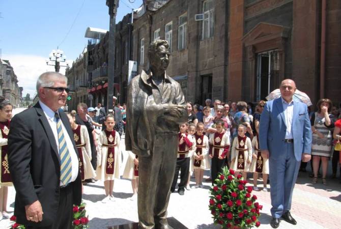 Inauguration de la statue du milliardaire arméno-américain de Kirk Kerkorian à Gumri