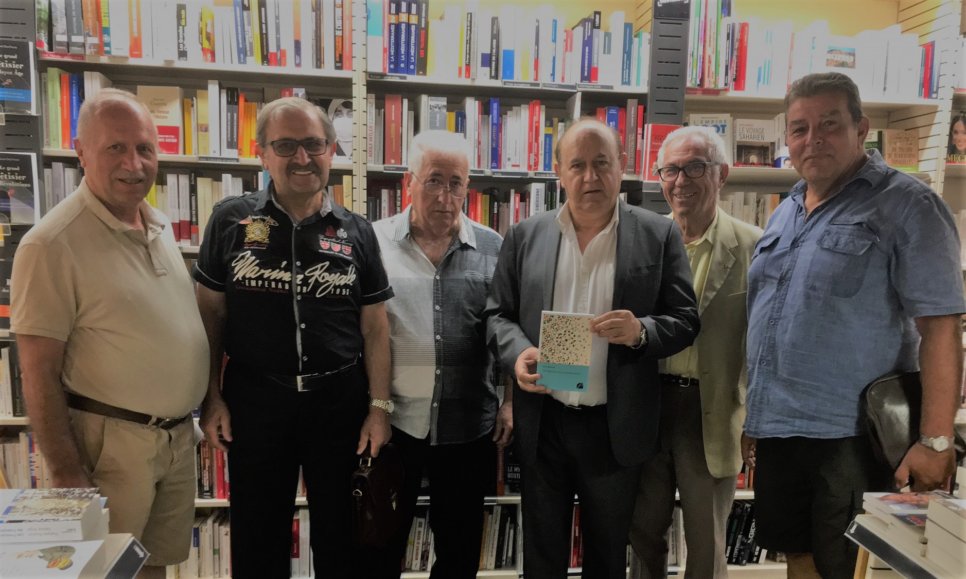A Valence, « Arménia », l&rsquo;amicale Malatia et la Fnacfoa investissent la Fnac et demandent le retrait du livre négationniste « Divergences turco-arméniennes ! » d&rsquo;Yves Bénard