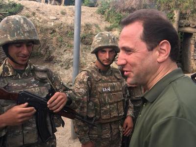 Le ministre arménien de la Défense Davit Tonoyan a rendu visite aux soldats au front nord-est de l&rsquo;Arménie