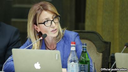 La ministre du travail et des affaires sociales reprend du service malgré le vote de la réforme controversée du système des retraites