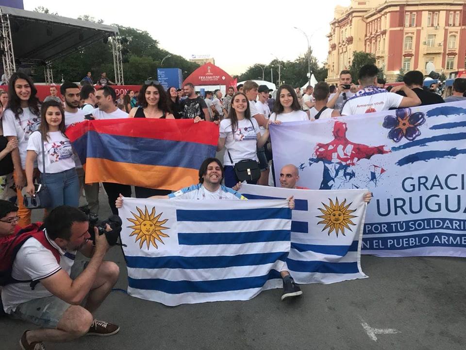 Les supportes Arméniens à Rostov ont fraternisé avec leurs homologues de l&rsquo;Uruguay qui fut le premier Etat à reconnaitre en 1965 le génocide des Arméniens