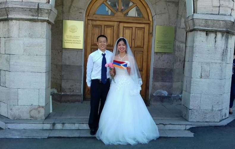 Un couple d&rsquo;étrangers en tenue de mariage reçoit un visa du ministère des Affaires étrangères de l&rsquo;Artsakh