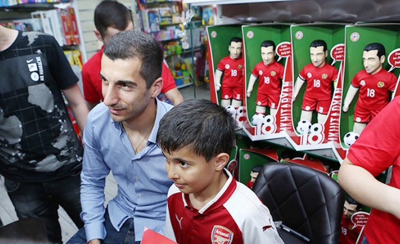 Des centaines de fans d&rsquo;Henrikh Mkhitaryan à Erévan pour les dédicaces, photos et le jouet MikiToy
