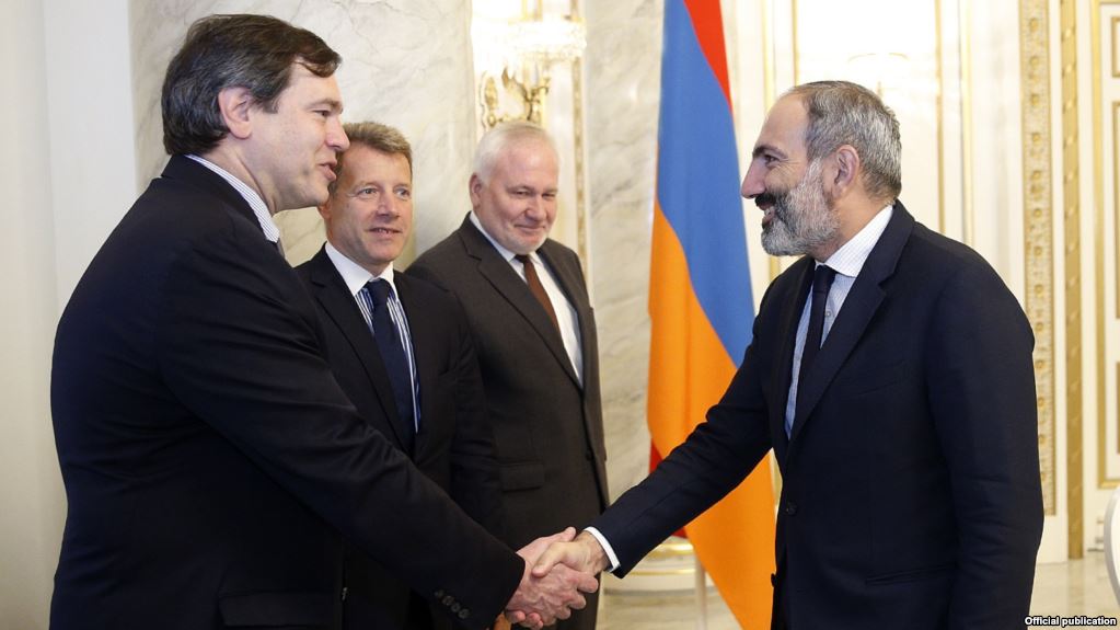 Les médiateurs rencontrent le nouveau gouvernement arménien concernant le Haut-Karabagh