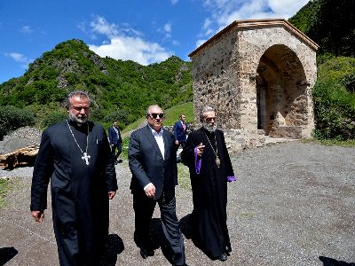 Le président arménien Armen Sarkissian en Artsakh visita le monastère de Dadivank