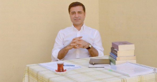Erdogan appelle à juger au plus vite son opposant kurde écroué