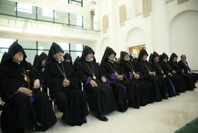 Etchmiadzin: le Conseil des évêques condamne les appels à la démission du Catholicos