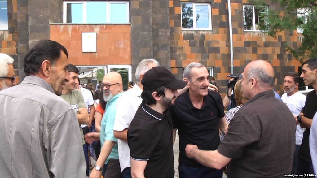 Davantage de membres des Sasna Tzerer libérés