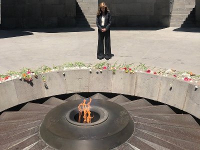L&rsquo;ex-ambassadrice des Etats-Unis aux Nations Unies Samantha Power s&rsquo;est recueillie au mémorial du génocide des Arméniens à Erévan
