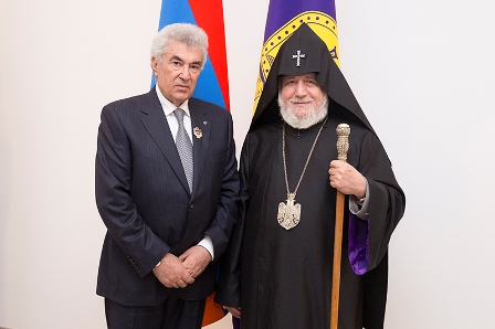 Gagik Harutyunyan a reçu l&rsquo;Ordre Supérieur du Chevalier de Saint Etchmiadzin