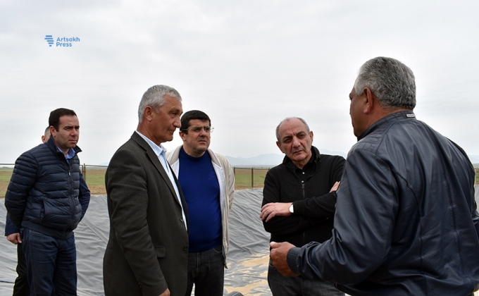 A Araksavan Bako Sahakyan discute des perspectives de développement avec de jeunes paysans