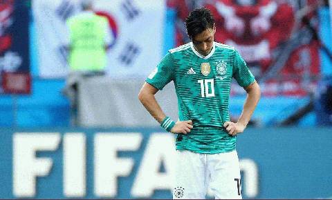 Mesut Özil, critiqué pour une photo avec le président turc, annonce qu’il quitte la sélection allemande