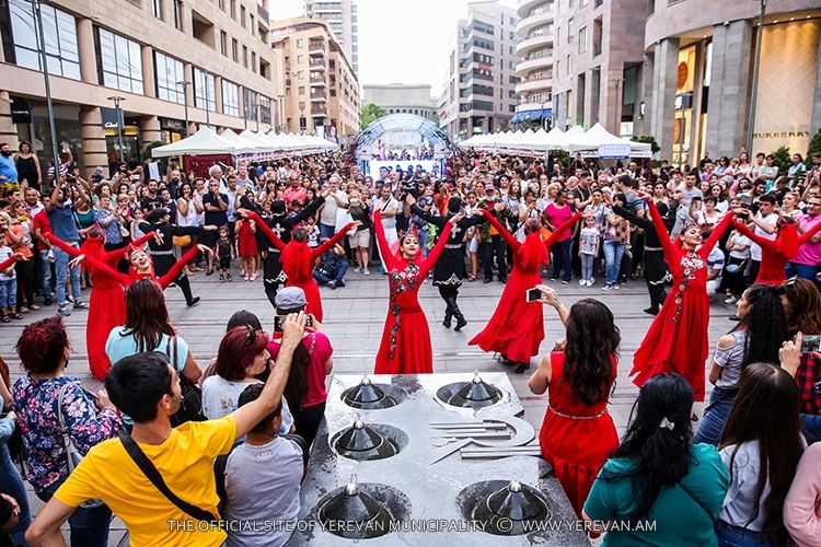 Le 4e festival des costumes traditionnels « Erévan Taraz Fest » sur l’avenue du Nord à Erévan