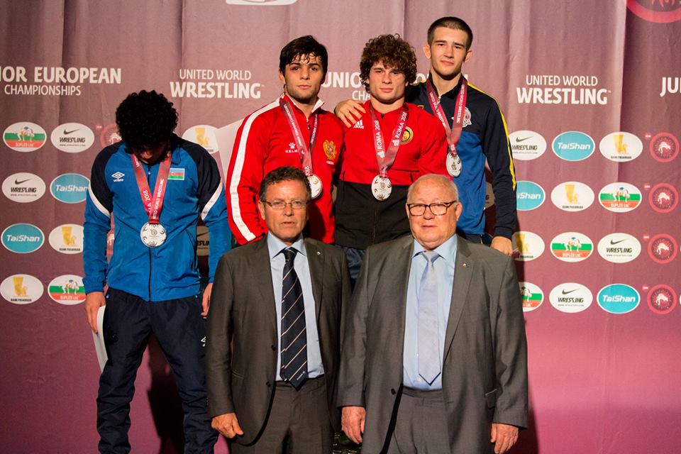 Vazken Tevanyan (Arménie) champion d’Europe junior de lutte-libre (71 kg) face à un Azéri qui n’a pas arrêté de pleurer lors de la remise des médailles…