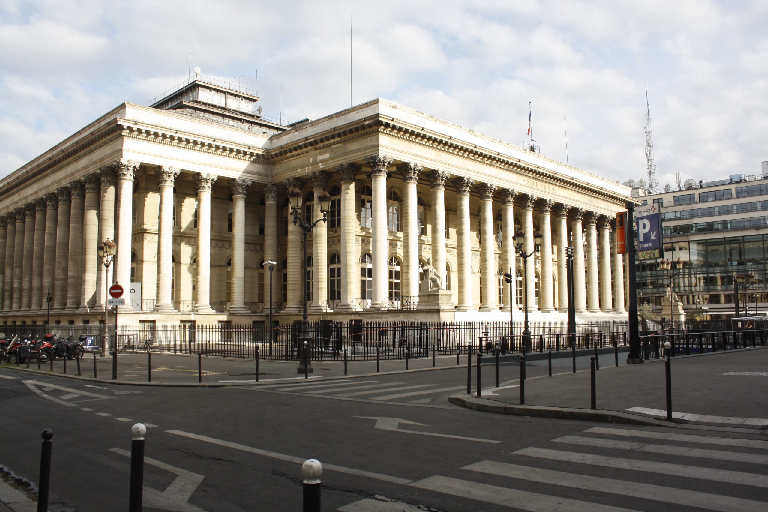 La Bourse de Paris tente de rebondir mais reste prudente face à la crise  turque (+0,44%)