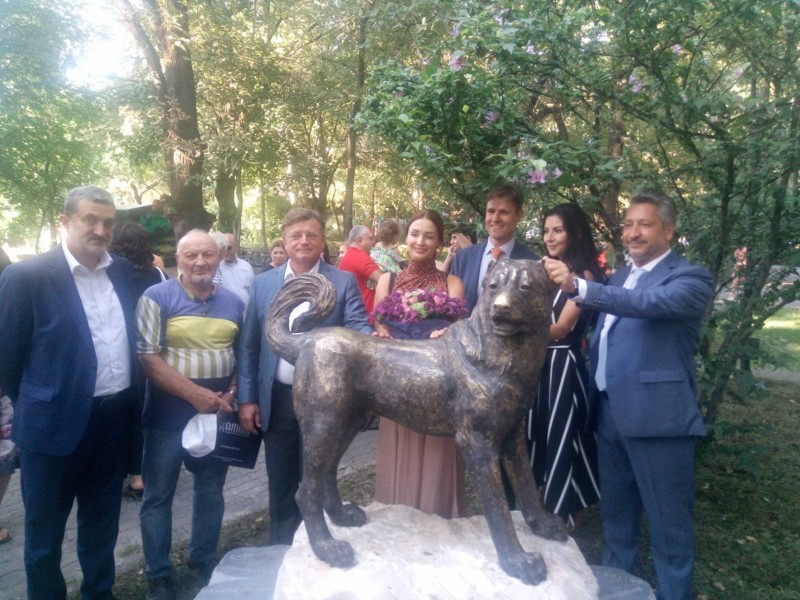 La statue du chien arménien gampr inaugurée à Erevan