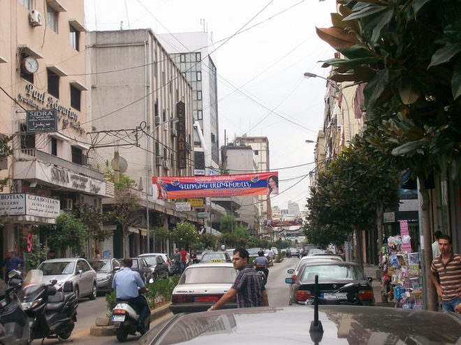Un jeune Arménien tué et deux autres grièvement blessés à Bourj Hammoud le quartier arménien de Beyrouth victimes sans doute d’un déséquilibré
