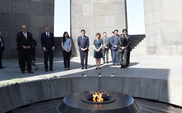 Taro Kono le chef de la diplomatie du Japon s’est incliné devant la flamme éternelle du mémorial du génocide à Yerevan