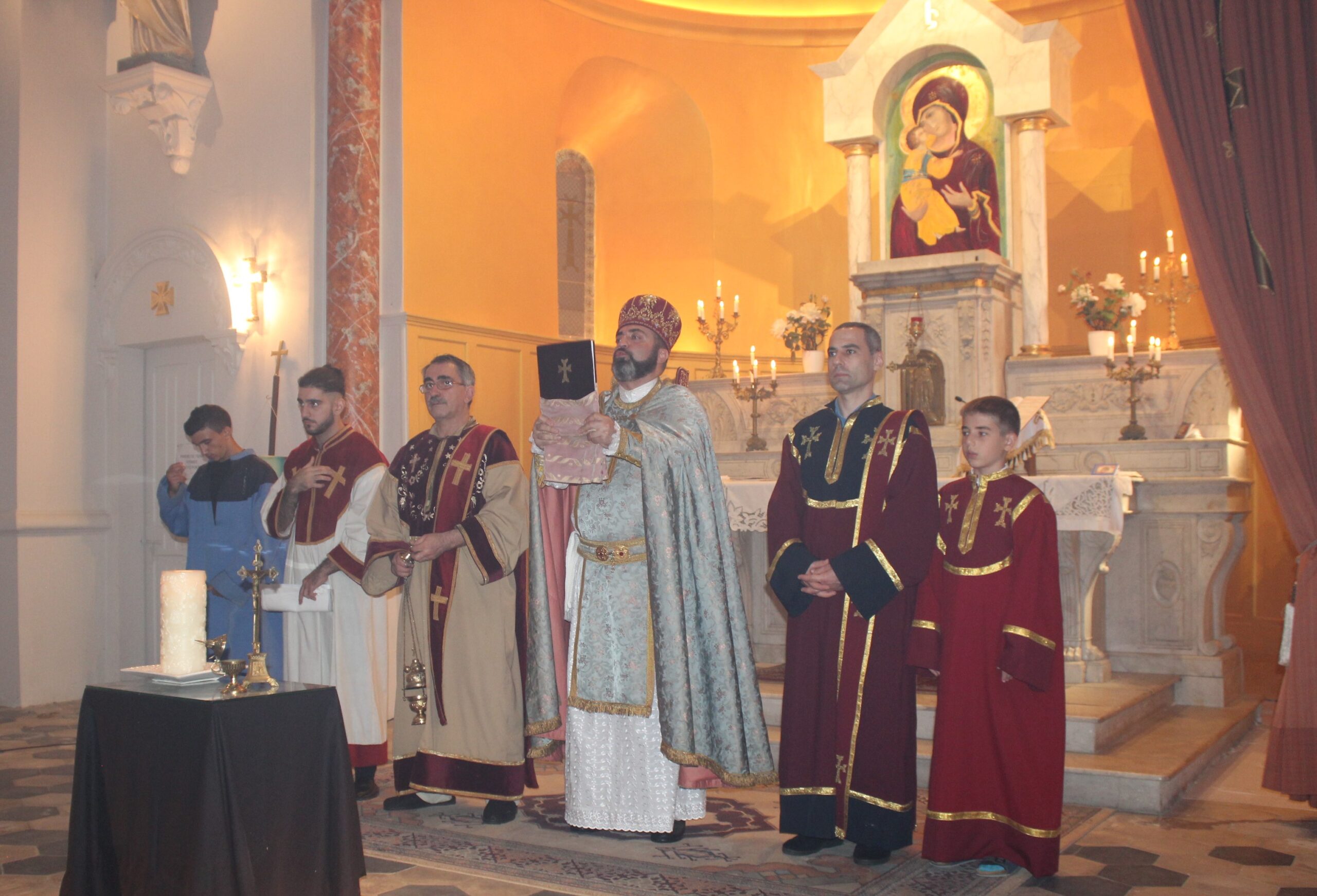 Dernière messe du père David Margaryan à l’église arménienne St-Nicolas de Romans (Drôme)