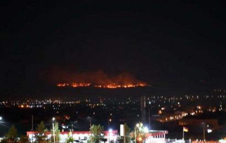 Le feu ravage les champs de blé au pied du mont Ararat