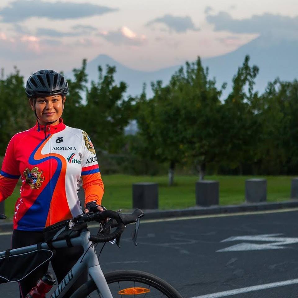 Arianne Caoili l’épouse de Levon Aronian va réaliser 1800 km à vélo entre la Turquie, l’Iran et l’Arménie pour les enfants d’Arménie