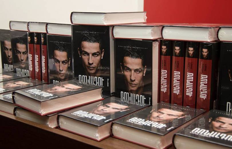 Publication en arménien d’un livre sur le footballeur Portugais Christiano Ronaldo