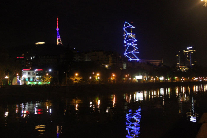 A Tbilissi, la tour de la Télévision géorgienne aux couleurs de l’Arménie pour saluer la Fête de l’Indépendance le 21 septembre