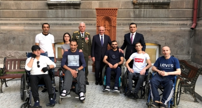 Le président de l’Artsakh, Bako Sahakian a rendu visite aux soldats blessés au Centre de rééducation